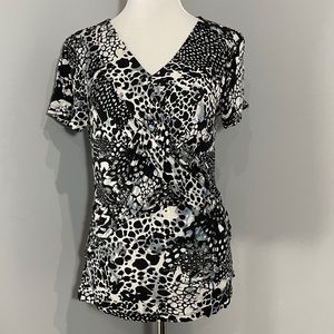 🙋🏻‍♀️2 for $30 when you bundle! 
Black and white animal print shirt